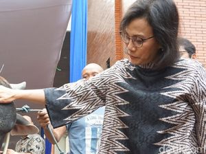 Pakai Batik, Sri Mulyani Saksikan Kurban Sapi di Gedung Kemenkeu