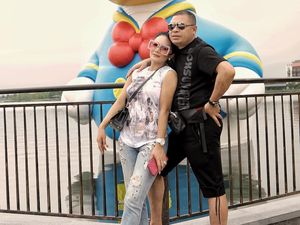 Pertamakali Pakai Sneakers, Gaya Krisdayanti Ini Mencapai Rp 1 Miliar