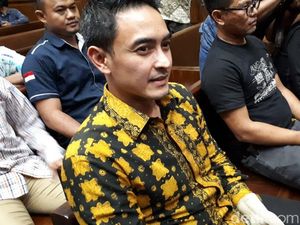 Istri dan Ibu Zumi Zola Juga Kecipratan Duit Gratifikasi Istri dan Ibu Zumi Zola Juga Kecipratan Duit Gratifikasi