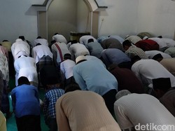 Ratusan Jemaah Islam Aboge Probolinggo Gelar Salat Id