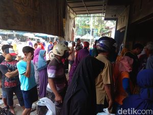 Daging Kurban Dibikin Bakso, Warga Serbu Penggilingan Daging Kurban Dibikin Bakso, Warga Serbu Penggilingan