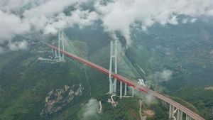Membelah Gunung dan Lembah, Jembatan Ini Bikin Tahan Napas!