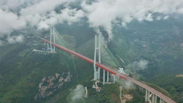 Membelah Gunung dan Lembah, Jembatan Ini Bikin Tahan Napas!