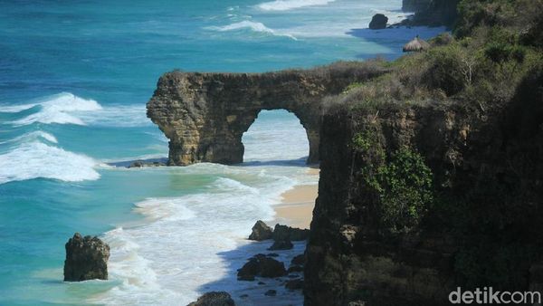 Potret Batu Cincin Pantai Mbawana Sebelum dan Sesudah Runtuh