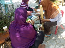 Keren, Ibu-ibu di Ponorogo Bikin Abon untuk Korban Gempa Lombok