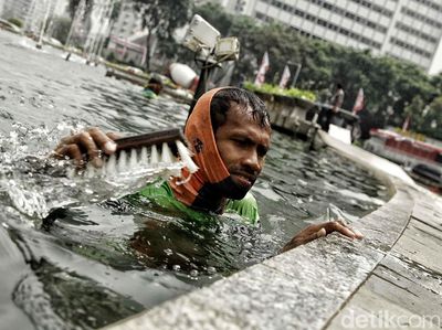 Potret Perawatan Kolam Bundaran HI