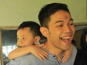 Keakraban Pemain Bulu Tangkis Fajar Alfian dan Adiknya