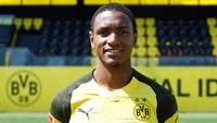 Abdou Diallo jadi salah satu tembok kokoh Borussia Dortmund selama fase grup. Dortmund cuma kebobolan dua gol dalam enam laga. Foto: Wolfgang Rattay/Reuters