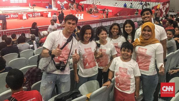 Saat Pelatih Raisa dan Isyana dukung Lifter Indonesia