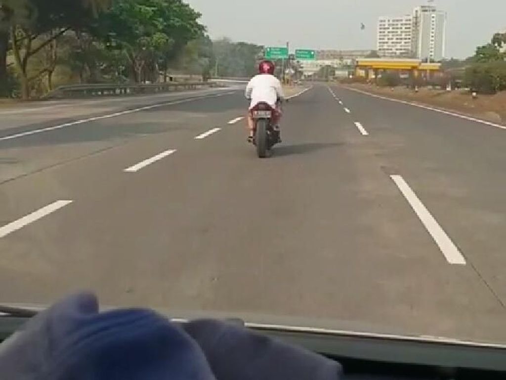 Viral Pemotor Nekat Masuk Jalan Tol Bekasi, Polisi: Pelaku Sudah Disanksi Viral Pemotor Nekat Masuk Jalan Tol Bekasi, Polisi: Pelaku Sudah Disanksi