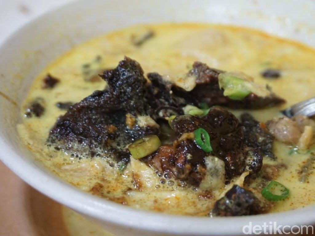 H. Husein : Rela Antre Demi Nikmati Semangkuk Soto Betawi yang Gurih Mantap H. Husein : Rela Antre Demi Nikmati Semangkuk Soto Betawi yang Gurih Mantap
