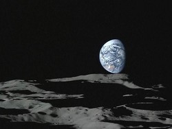 Air Berbentuk Es Terdeteksi di Permukaan Bulan