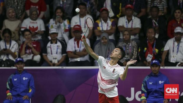 Pemilik tiket resmi tidak bisa masuk ke dalam Istora Senayan untuk menyaksikan final bulutangkis beregu putra karena venue dianggap sudah penuh.