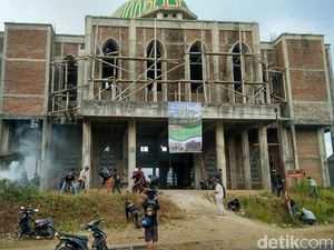 Geliat Warga Selamatkan Masjid Agung Panjalu Ciamis
