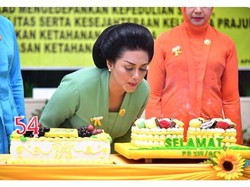 Manisnya Gaya Kulineran Bella Saphira hingga Ngopi dengan Ikan Koi