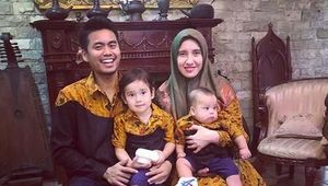 Foto Penuh Senyum Keluarga Kecil Pemain Bulu Tangkis, Tontowi Ahmad