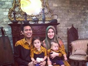 Foto Penuh Senyum Keluarga Kecil Pemain Bulu Tangkis, Tontowi Ahmad