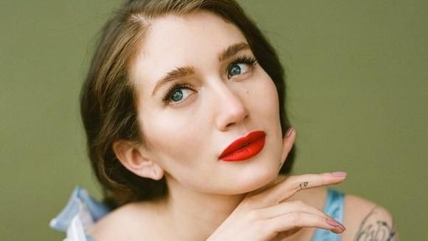 Rangkaian Potret Wanita Cantik yang Percaya Diri dengan Lengan Berbulu