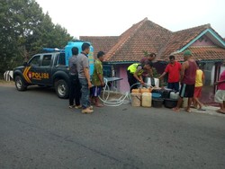 Sejumlah Desa di Luragung Alami Kekeringan, Polisi Turun Tangan