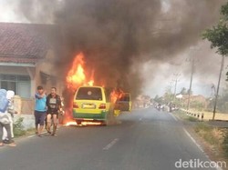 Mobil Angkudes Terbakar Tewaskan Seorang Penumpangnya