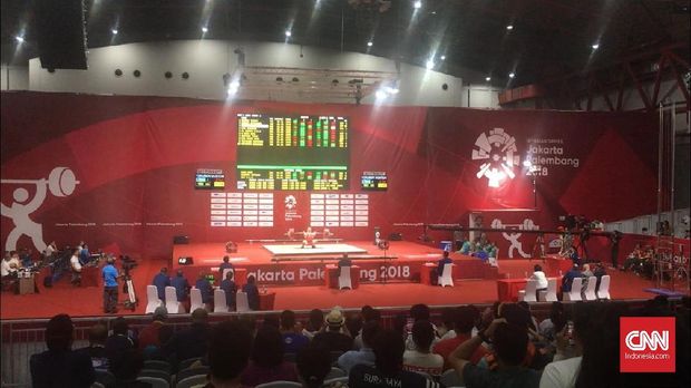 Triyatno Triyatno sedang lakukan angkatan clean and jerk di Hall A JIExpo Kemayoran (22/8)