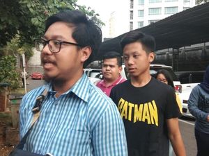 Berkaus Batman, Bocah yang Dipukul Pria Arogan di Tol Diperiksa Berkaus Batman, Bocah yang Dipukul Pria Arogan di Tol Diperiksa