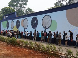 Ratusan Orang Rela Antre Kepanasan Beli Merchandise Asian Games