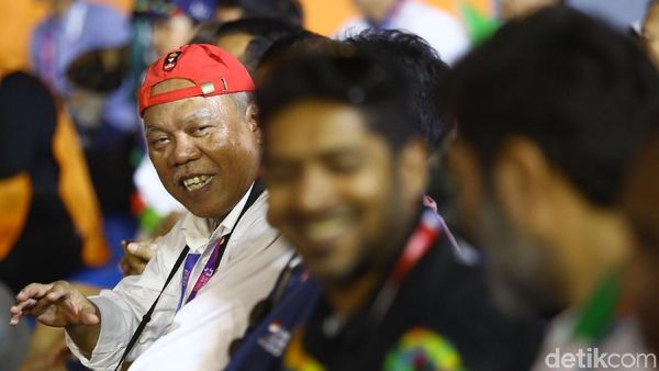 Gaya Menteri Jokowi Tonton Panjat Tebing Asian Games