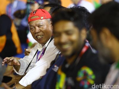 Gaya Menteri Jokowi Tonton Panjat Tebing Asian Games