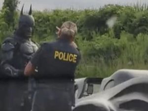 Polisi Setop Batman di Jalan Raya, Bukan Ditilang Malah Minta Selfie