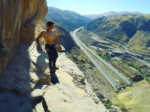 Gaya Traveling Reza Alipour, Si Tampan Atlet Speed Climbing Iran