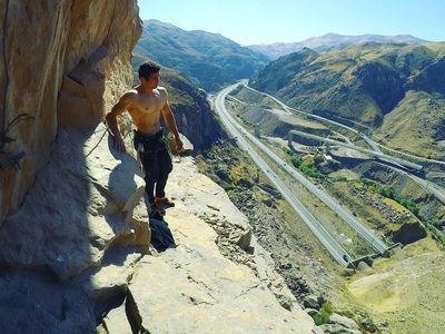 Gaya Traveling Reza Alipour, Si Tampan Atlet Speed Climbing Iran