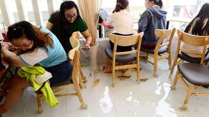 Asyik! Di Kafe Ini Bisa Santai Sambil Merendam Kaki di Kolam Ikan Koi