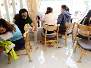 Asyik! Di Kafe Ini Bisa Santai Sambil Merendam Kaki di Kolam Ikan Koi Asyik! Di Kafe Ini Bisa Santai Sambil Merendam Kaki di Kolam Ikan Koi
