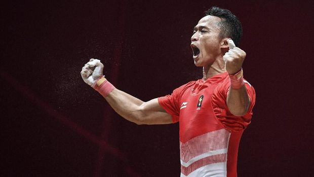 ANGKAT BESI PUTRA 69KG Lifter Indonesia Triyatno meluapkan emosinya usai berhasil melakukan angkatan