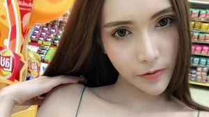 Foto: Sosok Model Seksi yang Viral karena Pacaran dengan Tukang Ojek