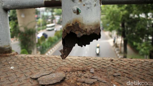 Ngeri! JPO Blok M Berkarat dan Bolong