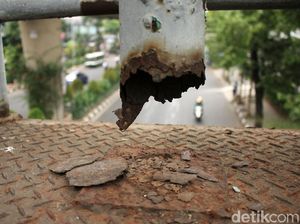 Ngeri! JPO Blok M Berkarat dan Bolong