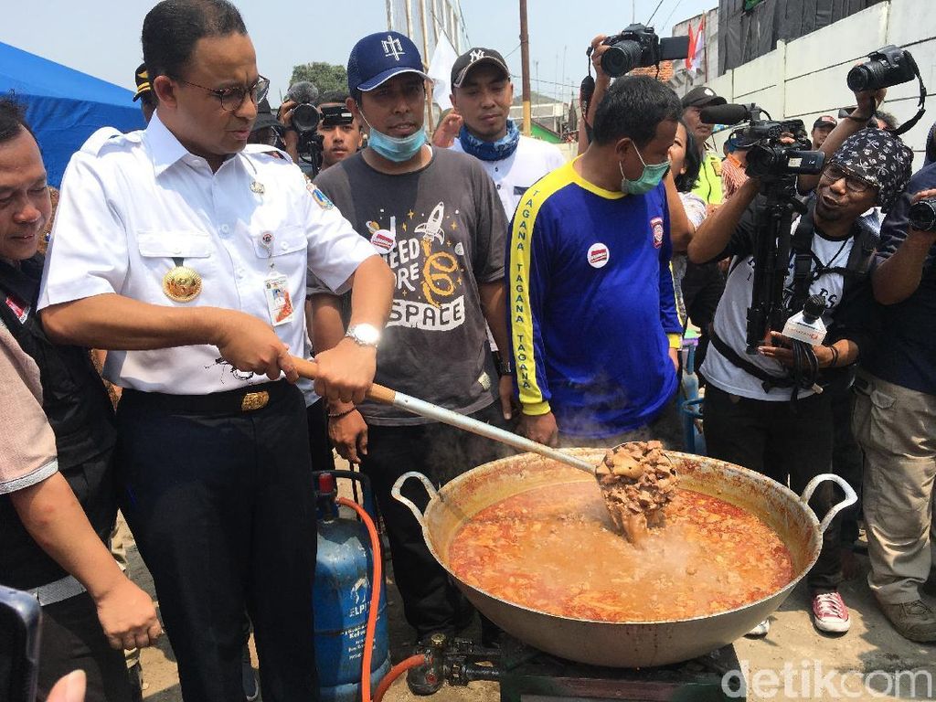 Kunjungi Dapur Kurban di Jakut, Anies Bantu Aduk Tongseng