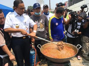 Kunjungi Dapur Kurban di Jakut, Anies Bantu Aduk Tongseng Kunjungi Dapur Kurban di Jakut, Anies Bantu Aduk Tongseng
