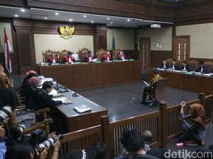 Pengacara Zumi Zola: Dakwaan KPK Terlalu Ambisius