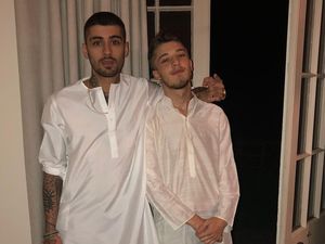 Gaya Zayn Malik Pakai Baju Koko Rayakan Idul Adha Gaya Zayn Malik Pakai Baju Koko Rayakan Idul Adha
