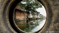 Sampah di Kali Ciliwung Terus Dibersihkan