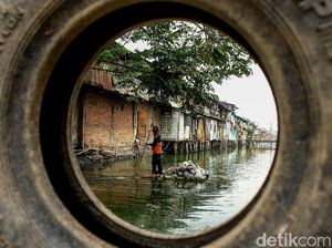 Sampah di Kali Ciliwung Terus Dibersihkan