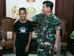 Reza Mangar, Bocah Pemanjat Tiang Dapat Beasiswa dari Panglima TNI