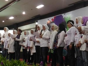 Relawan Emak-emak dan Mama Muda Deklarasi Dukung Jokowi-Maruf Relawan Emak-emak dan Mama Muda Deklarasi Dukung Jokowi-Maruf