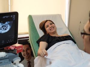 Percantik Diri Jelang Lahiran, Tya Ariestya Bikin Lipstik untuk Ibu Hamil