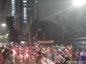 Tawuran Bubar, Lalu Lintas di Menteng Tenggulun Dibuka Kembali Tawuran Bubar, Lalu Lintas di Menteng Tenggulun Dibuka Kembali