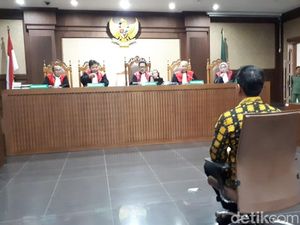 Zumi Zola Beri 2 Ambulans ke PAN agar Adiknya Dicalonkan Wali Kota Zumi Zola Beri 2 Ambulans ke PAN agar Adiknya Dicalonkan Wali Kota