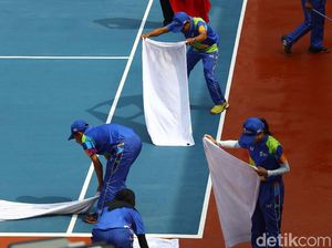 Aksi Mengeringkan Lapangan Tenis dengan Handuk